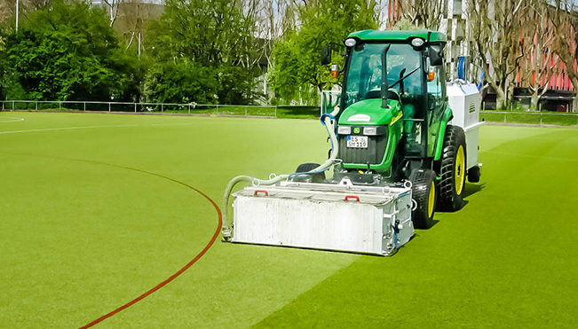 Hockeyplatz / Kunstrasen reinigen